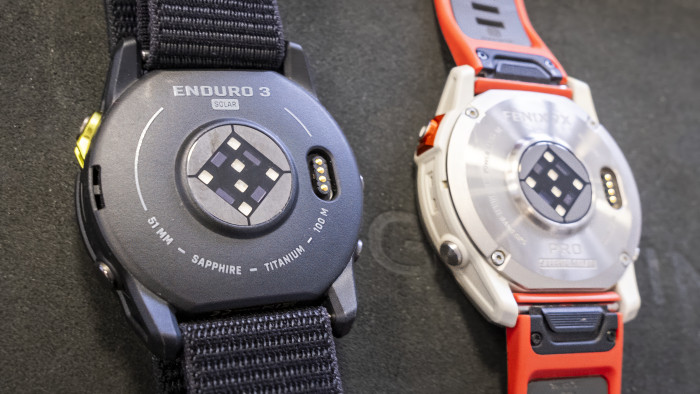 Links die Rückseite einer Enduro 3 aus Kunststoff sowie der neue Herzfrequenzsensor (wie Fenix 8), rechts die Rückseite einer Fenix 7X Pro) (Bild: P. Steinlechner / Golem.de)