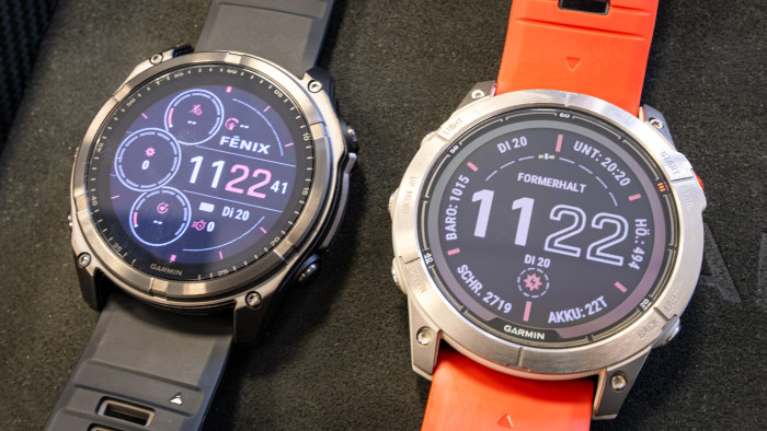 Links die Garmin Fenix 8 Solar 51 mm, rechts die gleich große Fenix 7X Pro. (Bild: P. Steinlechner / Golem.de)