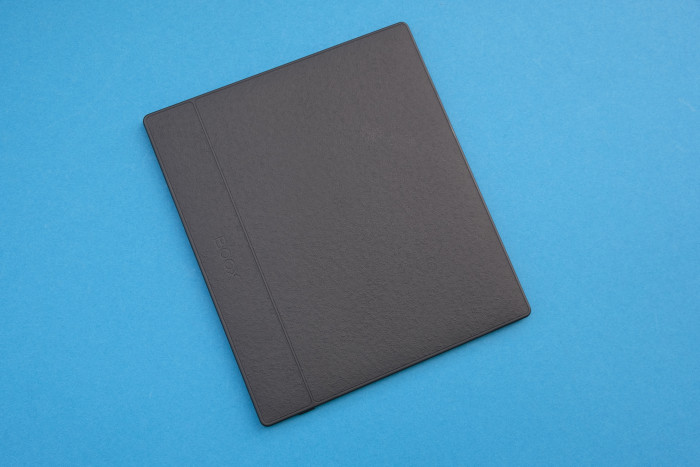 Die Rückseite des Boox Go Color 7 führt sich an wie Pappe. (Bild: Tobias Költzsch/Golem.de)