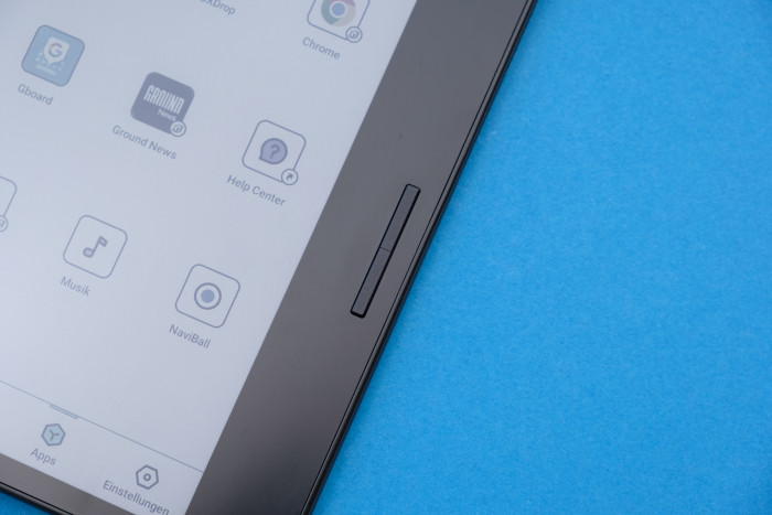 Auf der rechten Seite sind zwei Buttons angebracht, deren Nutzung je nach App konfiguriert werden kann. (Bild: Tobias Költzsch/Golem.de)