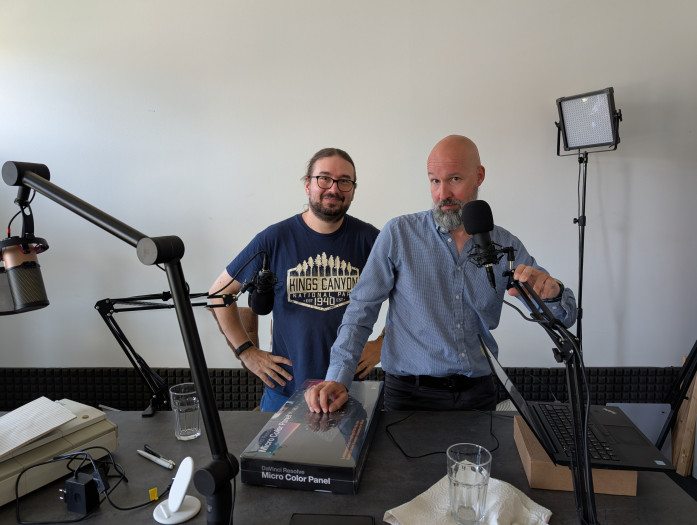 Die neue Funktion Mich hinzufügen erstellt aus zwei Bildern eins - so kann auch die fotografierende Person mit aufs Bild. Das Ergebnis ist auf den ersten Blick ok, auf den zweiten sind Fehler zu erkennen. (Bild: Tobias Költzsch/Golem.de)