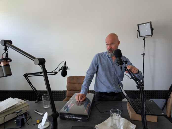 Wir haben die Position des Stuhls im Hintergrund verändert, was Mich hinzufügen offenbar verwirrt hat. (Bild: Tobias Költzsch/Golem.de)