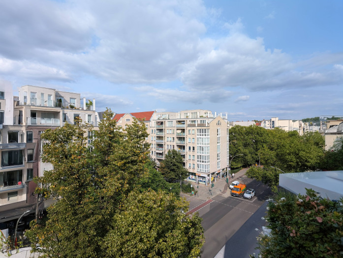 ... herauszoomen und dabei neue Bildelemente generieren. Das sieht auf den ersten Blick ok aus, auf den zweiten fallen in dieser Situation Eigenartigkeiten auf. (Bild: Tobias Költzsch/Golem.de)