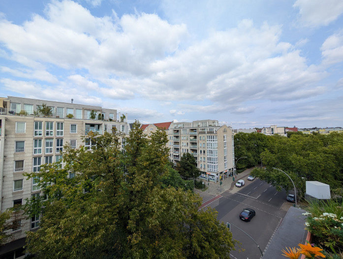 Die gleiche Szene, mit der Superweitwinkelkamera aufgenommen (Bild: Tobias Költzsch/Golem.de)