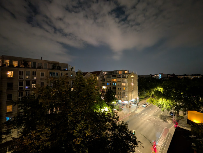 Bei Nachtaufnahmen schneidet das Pixel 9 Pro XL gut ab - auch bei der Superweitwinkelkamera, (Bild: Tobias Költzsch/Golem.de) 