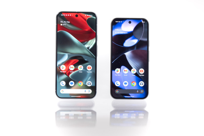 Links das Pixel 9 Pro XL, rechts das kleinere Pixel 9 (Bild: Martin Wolf/Golem.de)