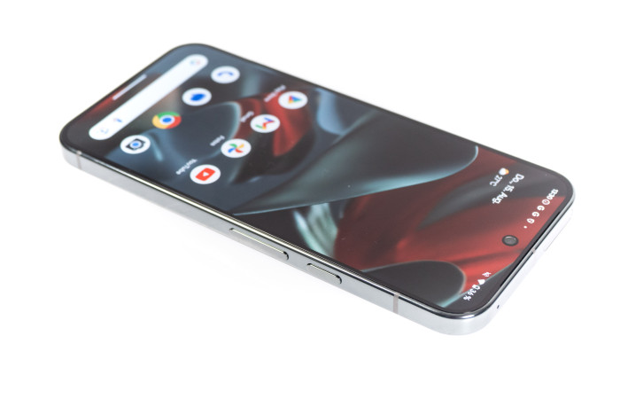 Der Rahmen ist wesentlich kantiger als beim Pixel 8 Pro. (Bild: Martin Wolf/Golem.de)