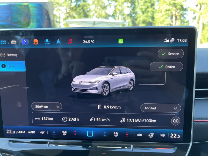 Bei sommerlichen Temperaturen und mäßigem Tempo liegt der Verbrauch im ID.7 GTX Tourer bei 17,1 kWh auf 100 km. (Bild: Dirk Kunde)