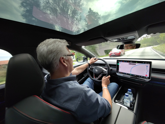 Den Blick stets auf dem Tempo. Mehr als 70 km/h sind auf dieser schwedischen Landstraße nicht erlaubt. (Bild: Dirk Kunde)