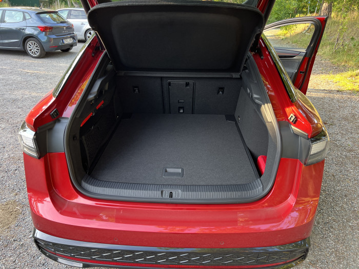 In den Limousinen-Kofferraum passen 532 Liter. Dafür lässt sich die Bodenplatte tiefer legen. (Bild: Dirk Kunde)