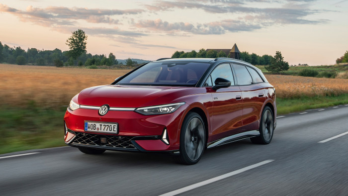 VW bietet in der GTX-Version eine adaptive Fahrwerksregelung. Damit soll man sportlicher durch Kurven kommen, ohne Komfort einzubüßen. (Bild: VW)