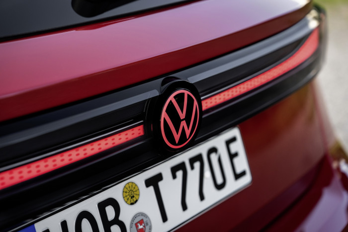 Erstmals dürfen bei einem VW das Logo an der Front und am Heck leuchten. (Bild: VW)
