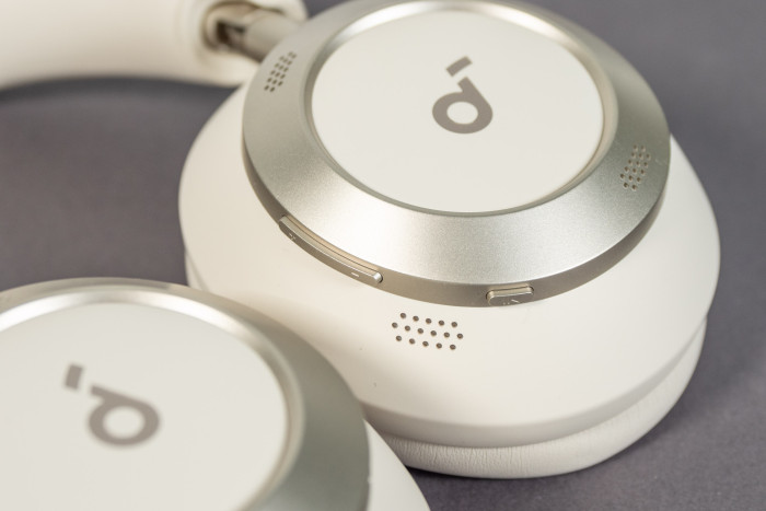 Eine Wiedergabetaste und zwei Lautstärketasten steuern die Medienwiedergabe. (Bild: Martin Wolf/Golem.de)