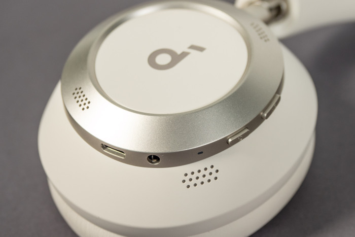 Auf der anderen Seite befinden sich die Ein-/Aus- sowie die ANC-Taste.  (Bild: Martin Wolf/Golem.de)