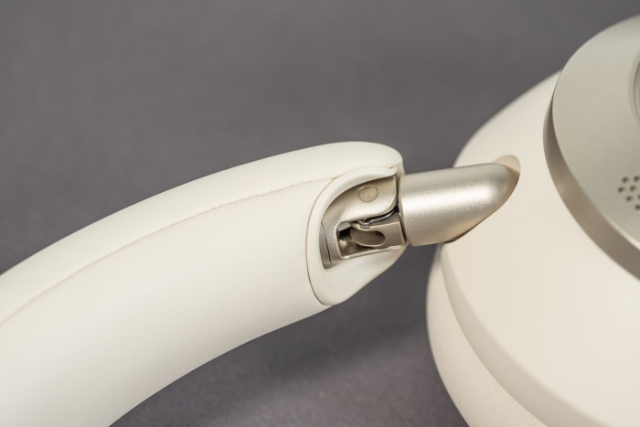 Optisch sieht es nach Metall aus, ist aber aus Kunststoff. (Bild: Martin Wolf/Golem.de)