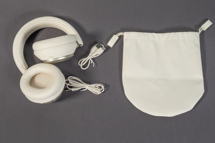 Der komplette Lieferumfang des Space One Pro, nur ein Beutel ohne weitere Fächer ist dabei. (Bild: Martin Wolf/Golem.de)