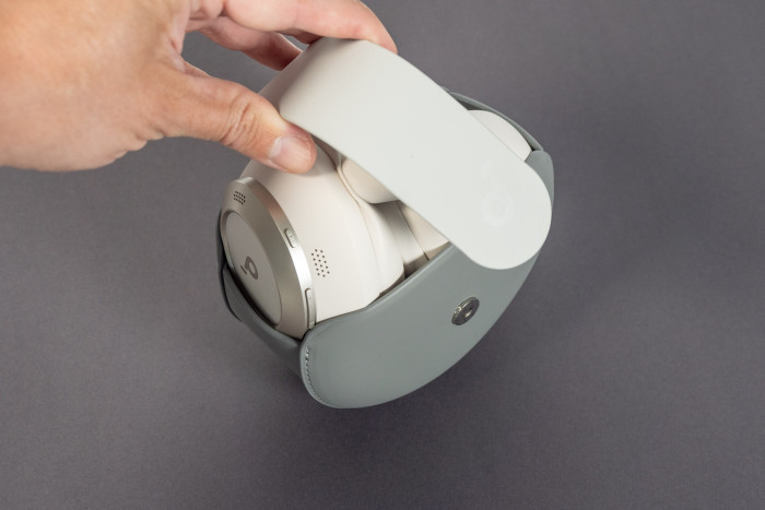 Das Travel Case ist oben immer offen, die Schlaufe wird mit einem Magnetverschluss gehalten. (Bild: Martin Wolf/Golem.de)