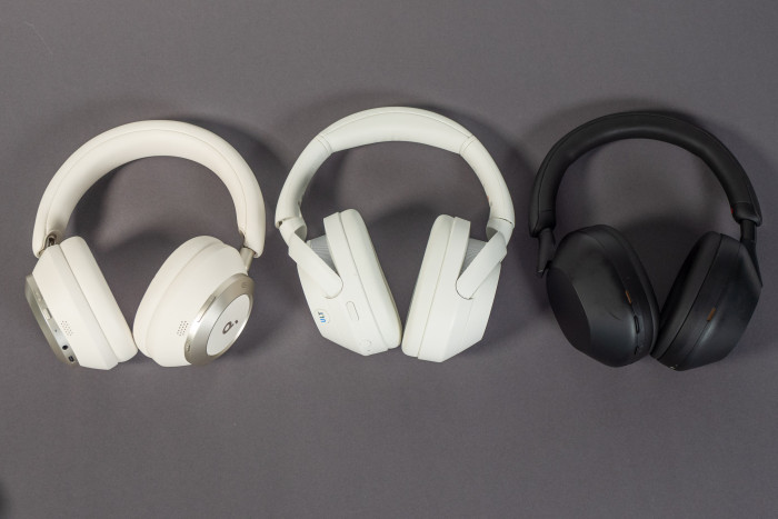 Links Space One Pro, in der Mitte Sonys Ult Wear, rechts Sonys WH-1000XM5 (Bild: Martin Wolf/Golem.de)