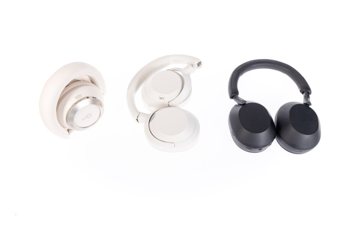 Links Space One Pro, in der Mitte Sonys Ult Wear, rechts Sonys WH-1000XM5 (Bild: Martin Wolf/Golem.de)