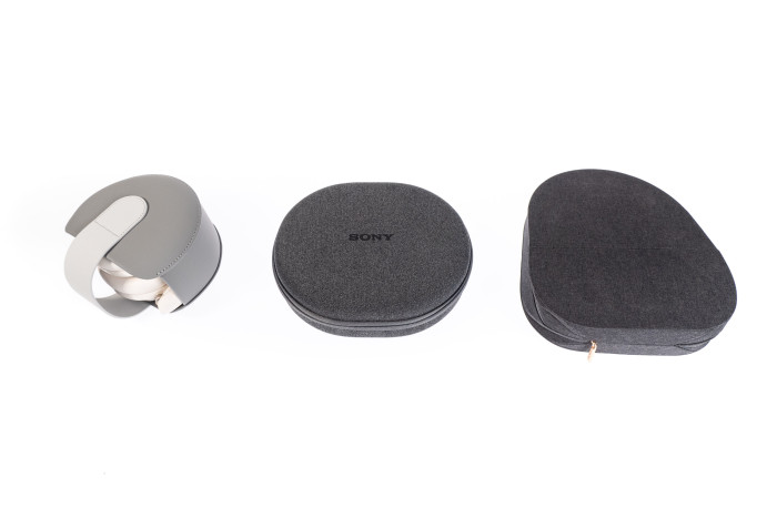Links Space One Pro im Travel Case, das extra kostet. Bei Sony sind die Taschen im Preis enthalten:  in der Mitte Sonys Ult Wear, rechts Sonys WH-1000XM5 (Bild: Martin Wolf/Golem.de)