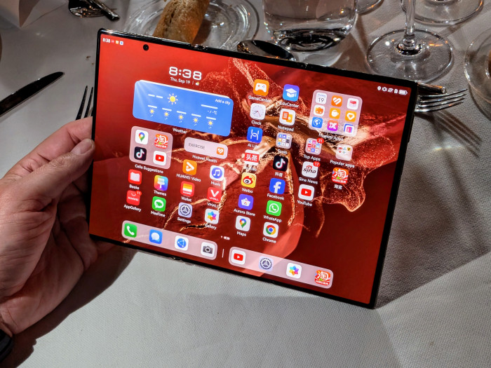 Das voll ausgeklappte Mate XT von Huawei (Bild: Tobias Költzsch/Golem.de)