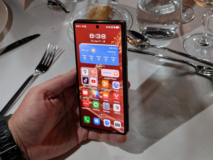 Komplett zusammengeklappt ist das Mate XT ein herkömmliches Smartphone. (Bild: Tobias Költzsch/Golem.de)