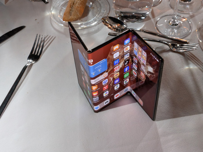 Die Scharniere des Mate XT erlauben ein Aufklappen im Leporello-Format. (Bild: Tobias Költzsch/Golem.de)