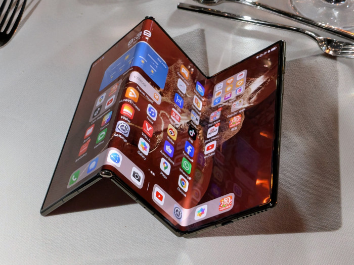 Die Scharniere bieten eine gute Stabilität. (Bild: Tobias Költzsch/Golem.de)