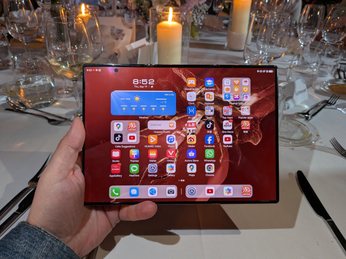Im Tabletformat kann das Mate XT wie ein herkömmliches Tablet stabil gehalten werden. (Bild: Tobias Költzsch/Golem.de)