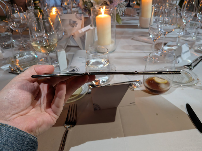 Die Scharniere sorgen für ausreichend Stabilität. (Bild: Tobias Költzsch/Golem.de)