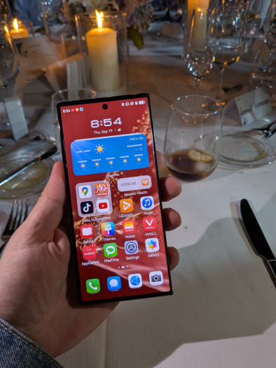 Zusammengeklappt ist der Außenbildschirm 6,4 Zoll groß. (Bild: Tobias Költzsch/Golem.de)