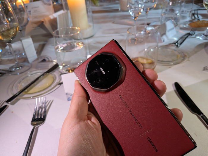 Auf der Rückseite ist eine Dreifachkamera eingebaut. (Bild: Tobias Költzsch/Golem.de)