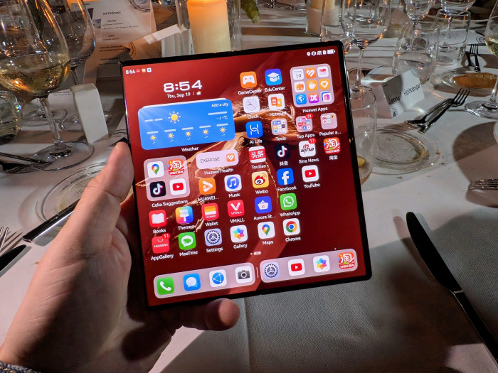 Das Mate XT lässt sich auch nur einfach aufklappen und hat dann in etwa das Format von Googles Pixel 9 Pro Fold. (Bild: Tobias Költzsch/Golem.de)