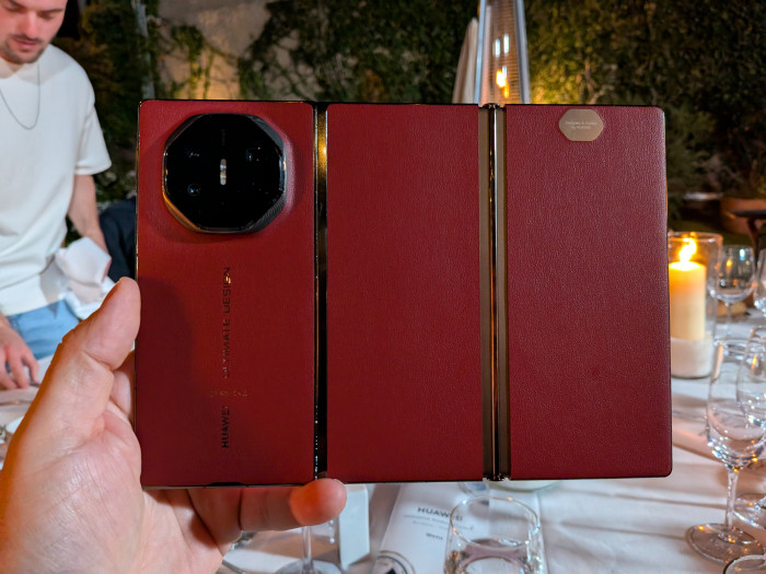 Das voll ausgeklappte Mate XT von der Rückseite (Bild: Tobias Költzsch/Golem.de)