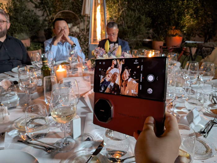 Halb ausgeklappt kann das Mate XT auch für Selbstporträts verwendet werden. (Bild: Tobias Költzsch/Golem.de)