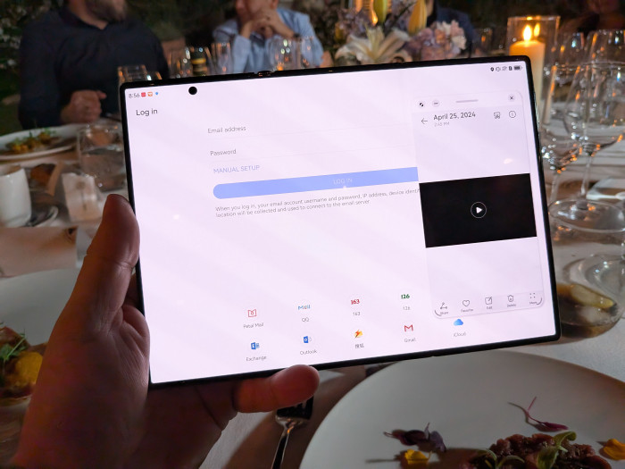 Im Tabletmodus können wir Multitasking verwenden. (Bild: Tobias Költzsch/Golem.de)