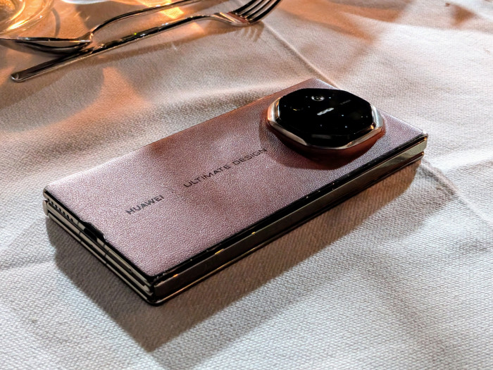 Das Mate XT ist zusammengeklappt etwas dicker als herkömmliche Smartphones. (Bild: Tobias Költzsch/Golem.de)