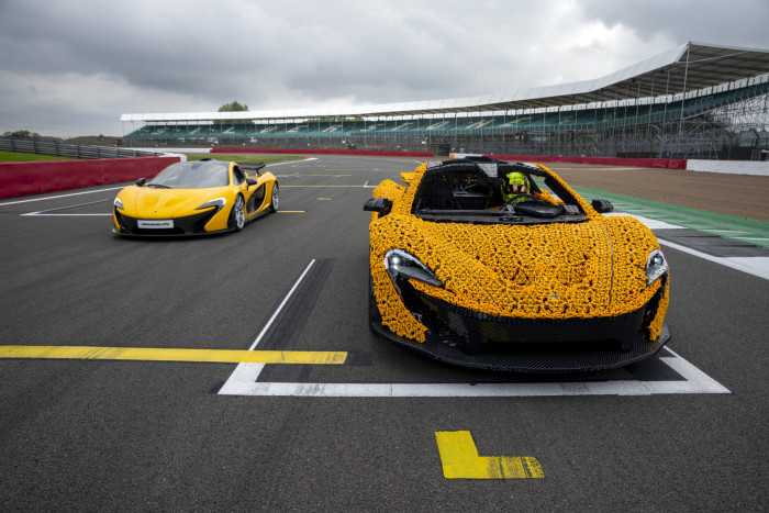Links ein McLaren P1, rechts die Lego-Version (Bild: Jeff Moore/Lego)