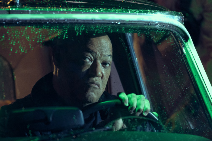 Laurence Fishburne erinnert auf diesem Bild an seine Rolle Morpheus aus The Matrix. (Bild: Lionsgate / Constantin Film)