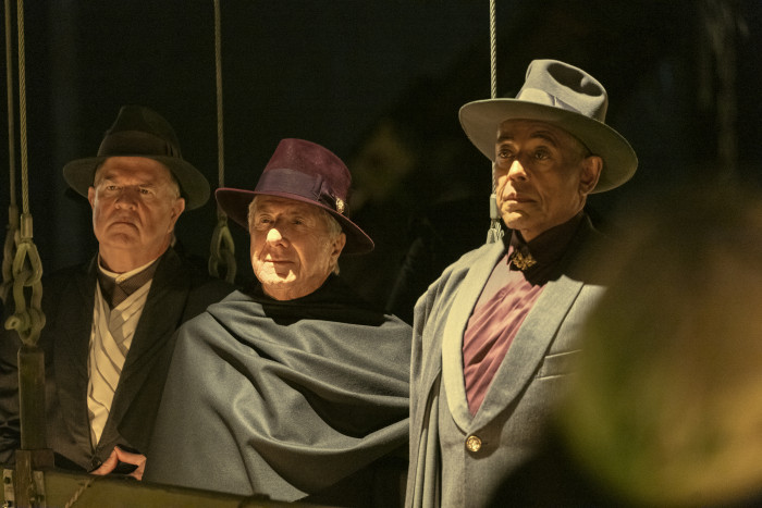 Mächtige, alte Herren blicken argwöhnisch auf die utopischen Pläne von Architekt Cesar Catilina. (Bild: Lionsgate / Constantin Film)