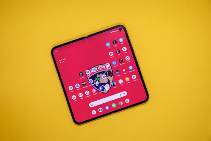 Das PIxel 9 Pro Fold hat einen 8 Zoll großen, nahezu quadratischen Innenbildschirm. (Bild: Tobias Költzsch/Golem.de)