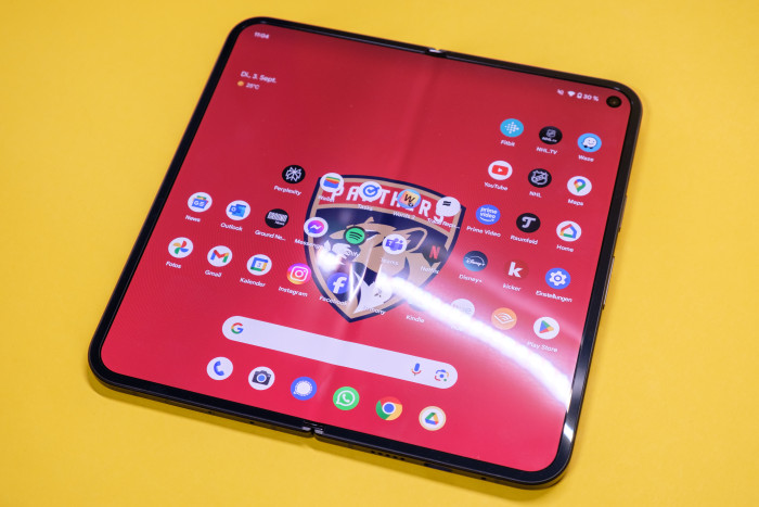 Der Falz in der Mitte ist deutlich zu erkennen. (Bild: Tobias Költzsch/Golem.de)