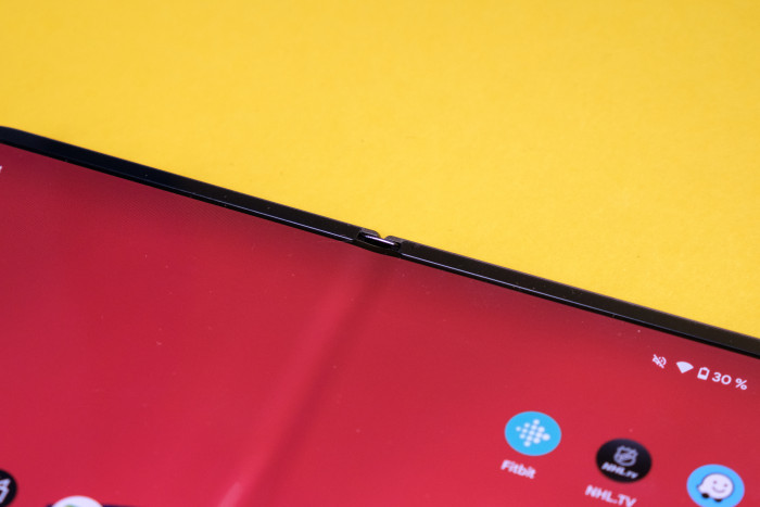 Der Übergang zwischen dem Innendisplay und dem Rahmen (Bild: Tobias Költzsch/Golem.de)