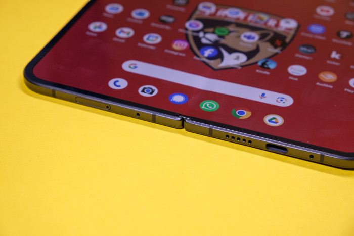 Das Pixel 9 Pro Fold hat einen abgeflachten Rand. (Bild: Tobias Költzsch/Golem.de)