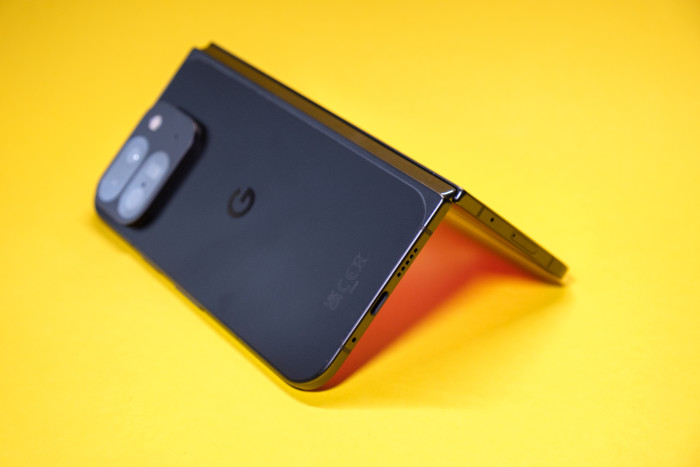 Das Pixel 9 Pro Fold hat eine Rückseite aus mattem Glas. (Bild: Tobias Költzsch/Golem.de)