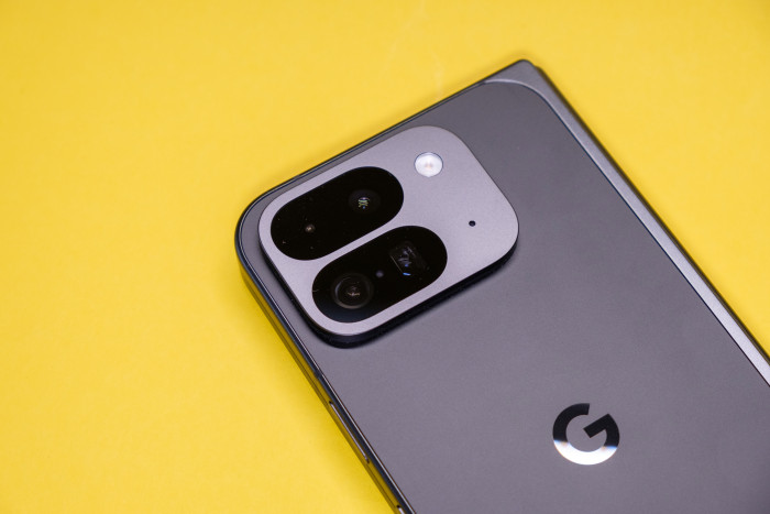 Das Pixel 9 Pro Fold verwendet drei Kameras auf der Rückseite. (Bild: Tobias Költzsch/Golem.de)