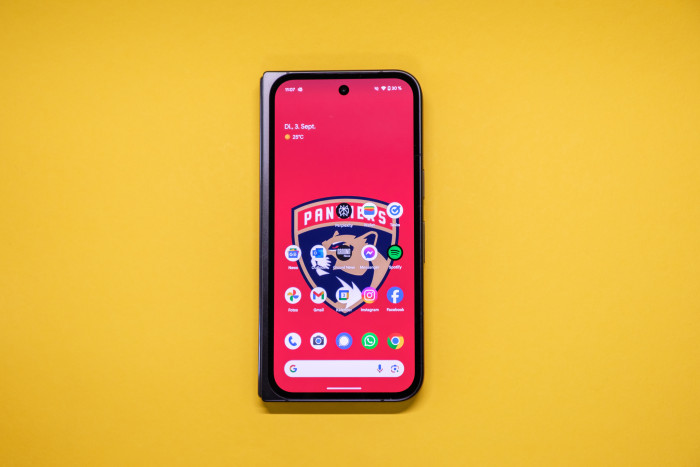 Das Außendisplay ist 6,3 Zoll groß. (Bild: Tobias Költzsch/Golem.de)