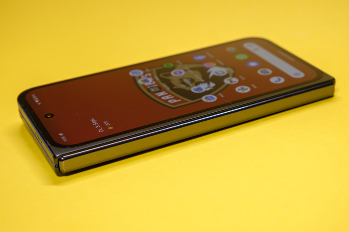 Das Pixel 9 Pro Fold ist verhältnismäßig dünn. (Bild: Tobias Költzsch/Golem.de)