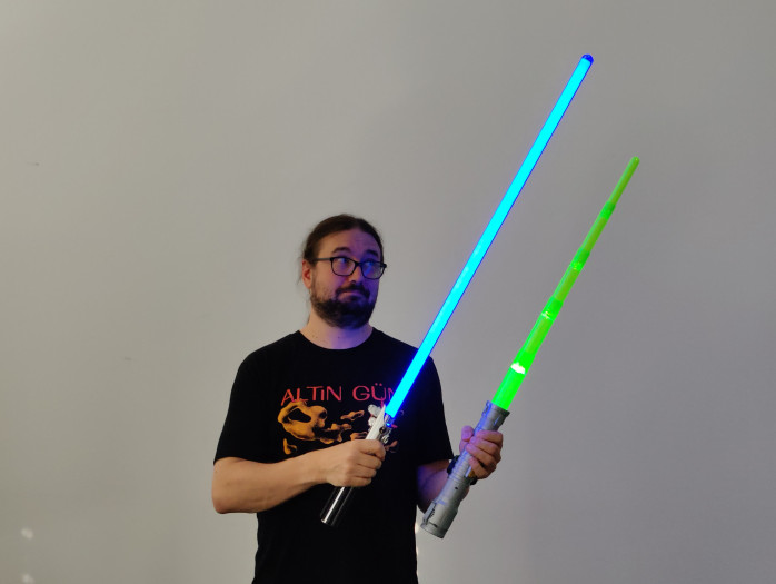 Links Hasbros ANH Black Series FX Lightsaber, rechts der Power Saber (Bild: Martin Wolf/Golem.de)