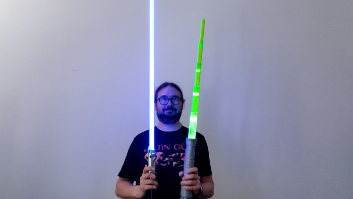 Das Hasbro-Lichtschwert sieht nicht nur wie das der Skywalkers aus, es leuchtet auch wesentlich besser. (Bild: Martin Wolf/Golem.de)